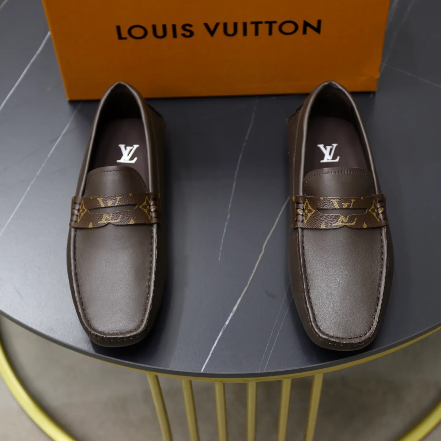 Ex-factory price: 460💰【LV】Louis Vuitton ⚠️High-end men’s driving and pedal series ⚠️38-44 (customized for 45) ⚠️All original cowhide leather! Thick and soft! Made entirely of calfskin lining! Rubber sheet anti-slip beanie sole! Three-dimensional package technology! Fashionable and classic! Handicrafts! Original high quality! Feel free to compare!
